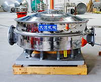 直排篩可分為單雙振動(dòng)源兩種，但其電機(jī)是懸掛在振動(dòng)篩框的外側(cè)，振動(dòng)理相對(duì)比較大。