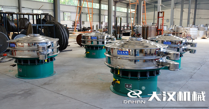 磨料振動(dòng)篩的工作原理：是由直立電機(jī)作為激振源，用來幫助物料進(jìn)行運(yùn)動(dòng)并且實(shí)現(xiàn)，理想的分級(jí)除雜效果。