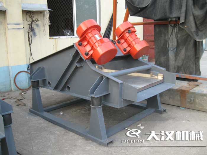 礦用振動(dòng)篩采用優(yōu)質(zhì)的錳鋼材質(zhì)，主要特點(diǎn)就耐磨性強(qiáng)，對于礦用振動(dòng)篩來說其，耐磨性是非常重要的。